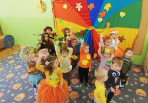 Dzieci tańczą na balu jesieni